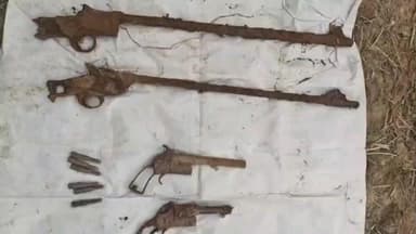 বিনপুর ১: বীজতলার কাজ চলার সময় বেলাটিকরি এলাকায় মাটির নিচ থেকে উদ্ধার হল অবৈধ অস্ত্র