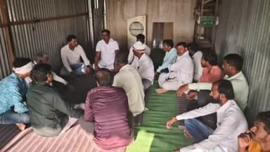 जाफराबाद: वालचा वडाळा येथे माजी आमदार चंद्रकांत पाटील दानवे यांनी दिली मयत शेतकऱ्याच्या घरी सांत्वन पर भेट