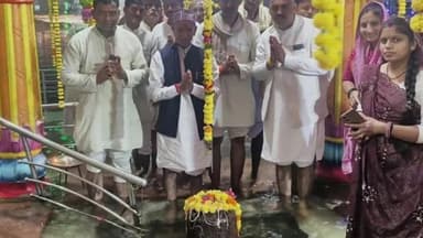 जीरापुर: क्षेत्रीय विधायक हजारीलाल दांगी छापेश्वर महादेव मंदिर में मां गंगा की आरती में हुए शामिल