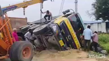 வாலாஜா: வி.சி.மோடூரில் தார் கலவை ஏற்றி வந்த டிப்பர் லாரி சாலையில் கவிழ்ந்து விபத்துக்குள்ளானது