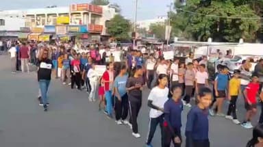 मंदसौर: गांधी चौराहा पर शिक्षा विभाग के खिलाफ खिलाड़ियों का प्रदर्शन, कहा- सीनियर निरीक्षक के आने के बाद से कोई खेल नहीं हुआ