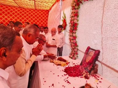 पचोर: पचोर में दिवंगत शीला देवी के निधन पर राजगढ़ सांसद रोडमल नागर ने श्रद्धांजलि अर्पित की