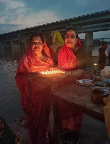 पचोर: बैकुंठ चतुर्दशी पर पचोर में महिलाओं ने नेवज नदी के तट पर किए दीपदान