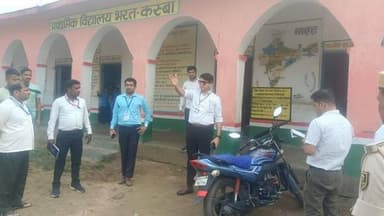 काराकाट विधानसभा क्षेत्र के प्रेक्षक श्री योगेश कुमार, IAS द्वारा आज विधानसभा क्षेत्र के विभिन्न मतदान केंद्रों का निरीक...