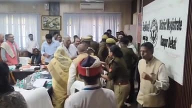 #यूपी। #कानपुरदेहात में #दिशा की #बैठक में भिड़े #बीजेपी के #सांसद और #पूर्वसांसद। सांसद देवेंद्र सिंह भोले और पूर्व सां...