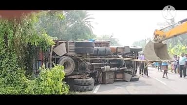 নামখানা: রেশনের মাল বঝায় লরি নিয়ন্ত্রণ হারিয়ে ১১৭ নম্বর জাতীয় সড়কে উল্টে যায় দোতলা বাড়ির কাছে