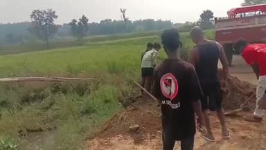 गोइलकेरा: टेंटईपदा गांव में ग्रामीणों ने श्रमदान से सड़क और पुलिया की मरम्मत की