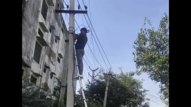 खेतड़ी: जालुकी रोड स्थित मोक्ष धाम में नगर पालिका द्वारा लगाई गई विद्युत लाइट