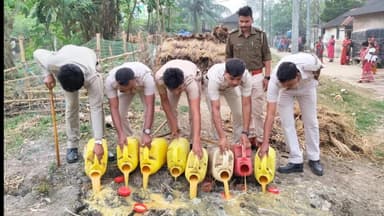 মঙ্গলকোট: চোলাই মদ বন্ধে জোরদার অভিযান চালালো মঙ্গলকোট আবগারি বিভাগ, তারা বিভিন্ন জায়গায় অভিযান চালিয়ে উদ্ধার করল চোলাই মদ