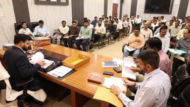 मिलक: जिलाधिकारी अजय द्विवेदी ने जिलाधिकारी सभागार में राजस्व को लेकर समीक्षा बैठक की, अफसरों को दिए जरूरी निर्देश