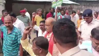 धरहरा: निर्दलीय प्रत्याशी सह पूर्व ग्रामीण कार्य मंत्री शैलेश कुमार ने धरहरा प्रखंड के कई गांवों में चलाया जनसंपर्क अभियान