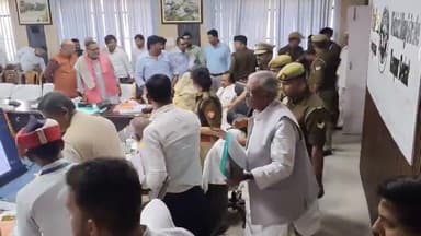 #कलेक्टर ने जंग रोकी !!
#कानपुर देहात में आयोजित 'दिशा' की बैठक में #BJP के नेता "बेदिशा" हों गये....#BJP सांसद देवेंद...