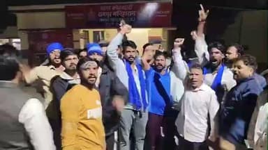 रामपुर मनिहारन: कोतवाल पर आसपा के विधानसभा उपाध्यक्ष से अभद्रता करने का आरोप, भीम आर्मी और आसपा कार्यकर्ताओं ने कोतवाली पर किया हंगामा