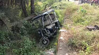 जयनगर: तेज रफ्तार ई-रिक्शा दुर्घटनाग्रस्त, चालक और महिला यात्री गंभीर रूप से घायल