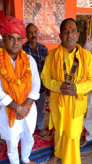 #हरजनपुरा के श्री जगड़ेत बालाजी धाम के पुजारी श्री गोकुलचंद जी द्वारा जनसेवक किशोर दुल्हेपुरा को आशीर्वाद ओर प्यार देने के लिए हृदय से आभार...
#kishordulhepura #खण्डेला_विधानसभा_क्षेत्र #jansevak