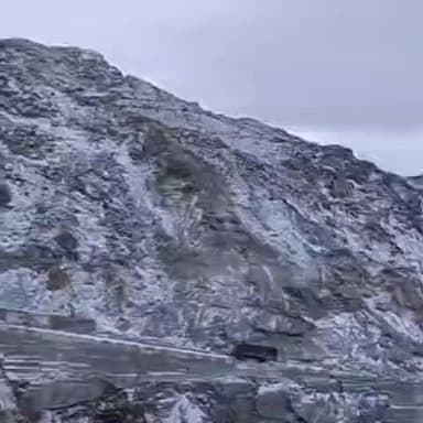 हंगरंग: मलिंग नाला के समीप हल्की बर्फबारी के बाद सड़क जाम, वाहनों की आवाजाही के दौरान फिसलने का खतरा बना हुआ