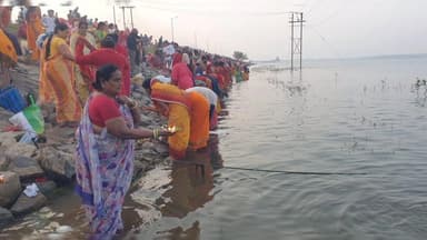 नगड़ी: धुर्वा डैम में कार्तिक पूर्णिमा पर उमड़ी श्रद्धालुओं की भीड़, पूजा-अर्चना में हुए लीन