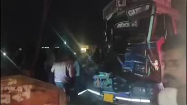 आबू रोड: आबूरोड के मावल चौकी के पास भीषण सड़क हादसा, खड़े कंटेनर से टकराया पाउडर से भरा ट्रक, एक की मौत, दो घायल