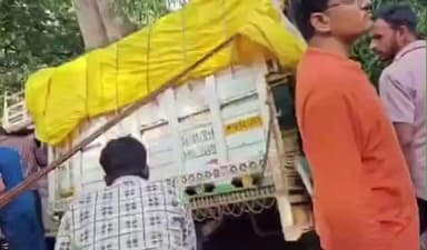 तामिया: कुआंबदला में यूरिया से भरी पिकअप पलटी, वाहन में फंसा ड्राइवर, पुलिस ने पहुंचाया अस्पताल