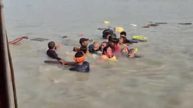 बरहज: देवरिया में बड़ा हादसा टला, बरहज के सरयू नदी में श्रद्धालुओं से भरी नाव पलटी, मचा हड़कंप