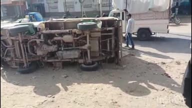 दांतारामगढ़: पलसाना में अनियंत्रित होकर पलटा लोडिंग टेंपो, बड़ा हादसा टल गया