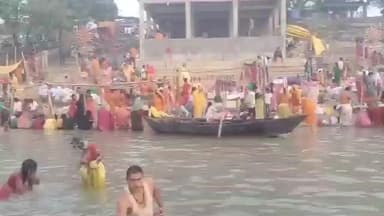 साहेबपुर कमाल: साहेबपुरकमाल: मुंगेर गंगा घाट पर कार्तिक पूर्णिमा पर गंगा स्नान के लिए उमड़ी श्रद्धालुओं की भीड़