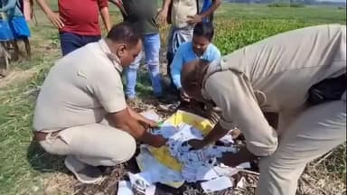 পূর্বস্থলী ২: পিলা পঞ্চায়েতের ললিতপুর এলাকায় SIR শুরুর মাঝেই বিল থেকে উদ্ধার বান্ডিল বান্ডিল আধার কার্ড, ঘটনাস্থলে পুলিশ