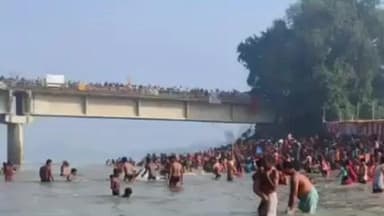 बाबूबरही: कार्तिक पूर्णिमा पर पिपरा घाट नदी में स्नान के लिए उमड़ी श्रद्धालुओं की भीड़