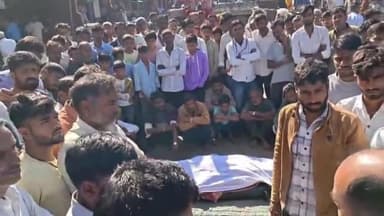 पचपहाड़: सिलेहगड़ में अज्ञात पिकअप की टक्कर से बाइक सवार की मौत, ग्रामीण ने शव सड़क पर रखकर किया चक्का जाम