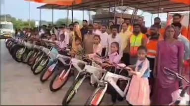 મોરવા હડફ: ભથવાડા ટોલ પ્લાઝા દ્વારા ભૂતિયા અને અસાયડી પ્રાથમિક શાળાની વિદ્યાર્થિનીઓને સાયકલનું વિતરણ કરવામાં આવ્યું હતુ