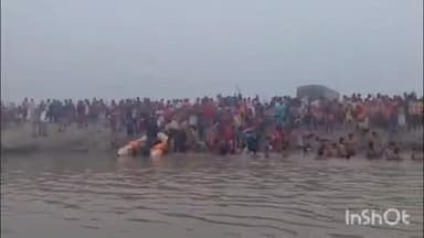 धौरहरा: घाघरा तट पर उमड़ी आस्था की भीड़, ईसानगर क्षेत्र के राजापुर में ठुठवा मेले में हजारों श्रद्धालुओं ने लगाई डुबकी