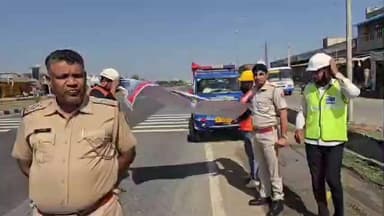 विजयनगर: बिजयनगर में सड़क सुरक्षा अभियान के तहत वाहन चालकों को यातायात नियमों की जानकारी दी गई और समझाइश की गई