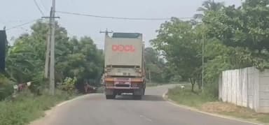 ஸ்ரீரங்கம்: மின்சார ஒயரில் சிக்கிய லாரி பூங் பெரும் விபத்து தவிப்பு பூங்குடியில் கனரக வாகனங்கள் செல்ல தடை விதிக்க மக்கள் கோரிக்கை