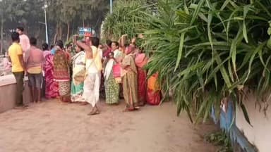 ଭୋଗରାଇ: ପବିତ୍ର କାର୍ତ୍ତିକ ପୂର୍ଣ୍ଣିମାରେ ଉଦୟପୁର ସମୁଦ୍ରରେ ଡ଼ଙ୍ଗା ଭସାଇ ନିଜ ବ୍ରତ ସାରୁଛନ୍ତି ହଜାର ହଜାର ବ୍ରତଧାରୀ, ପ୍ରଶାସନ ରଖିଛି କଡ଼ା ନଜର