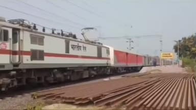 सुवासरा: कोटा रेल मंडल ने यात्रियों की सुरक्षा के लिए आधुनिक उपकरणों के साथ ट्रेन दुर्घटना बचाव हेतु सुरक्षा कवच लगाया