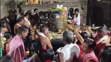 వెంకటాపుర్: రామప్పలో కార్తీక పౌర్ణమి సందర్భంగా భక్తుల రద్దీ