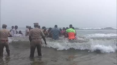 மயிலாப்பூர்: சென்னை மெரினா கடற்கரையில் தூய்மை பணியாளர்கள் பணியில் நிரந்தரம் செய்ய கோரி கடலில் இறங்கி ஆர்ப்பாட்டம்