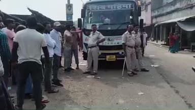 बरहेट: बरहेट बाजार में एक ही बस ने अलग-अलग जगह पर बच्चा और टेंपो को मारी टक्कर, दो घायल