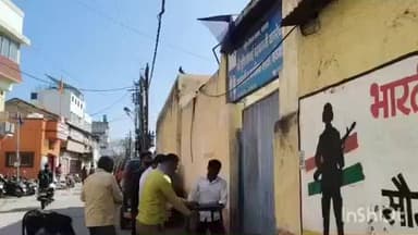 नांदगाव: शहरातील शिवाजी चौक दत्त मंदिर रोड आदी भागात आदर्श आचार संहिता च्या अनुषंगाने झेंडे फलक काढण्याचे काम सुरू