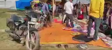 (बदायूं चितरी हज़रतपुर न्यूज)
मना करने पर भी लग रहा है क़ब्रिस्तान में दशहरा का मेला
मामला हजरतपुर क्षेत्र चितरी