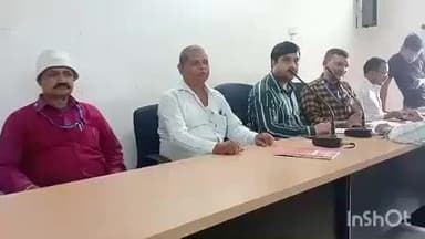 हसपुरा: प्रखंड कार्यालय हसपुरा के सभाकक्ष में बीईओ ने हेडमास्टर के साथ बैठक की, बूथों की जानकारी ली