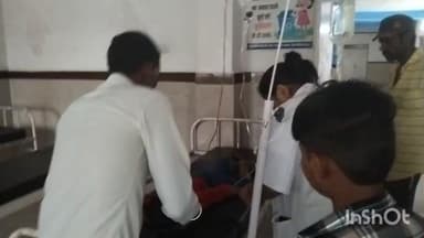 त्योंदा: ग्राम जमानिया में खेत में खेलते बच्चे को जहरीले सांप ने काटा, परिजन त्यौदा स्वास्थ्य केंद्र लाए