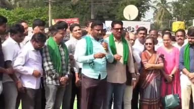 ಮೂಡಲಗಿ: ಗುರ್ಲಾಪುರ ಕ್ರಾಸ್ ನಲ್ಲಿ ವಿಕೋಪ ತಿರುಗಿ ರೈತರ ಪ್ರತಿಭಟನೆ: ವಿಭಿನ್ನ ರೀತಿಯಲ್ಲಿ ಪ್ರತಿಭಟನೆ ಮುಂದಾದ ರೈತ