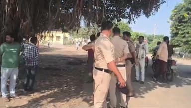 कौंच: कोंच में रेलवे स्टेशन के पास आरपीएफ झांसी की टीम ने रेलवे की जमीन पर अतिक्रमण करने वालों पर की कार्रवाई, थमाए नोटिस