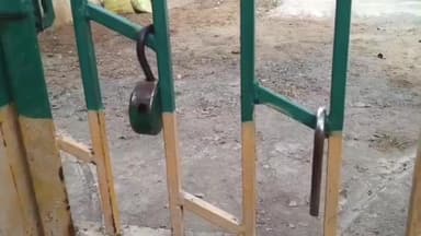 மேட்டூர்: மேட்டூரில் வனத்துறை குடியிருப்பு வீட்டின் பூட்டை உடைத்து துப்பாக்கி தோட்டாக்கள் இரும்பு பொருட்களை திருடி சென்ற நான்கு பேர் கைது