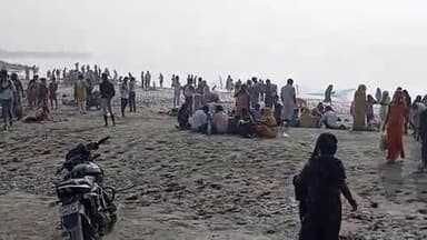 कार्तिक पूर्णिमा गंगा स्नान करते हुए सभी भक्त डलमऊ क्षेत्र गंगा घाट चक मलिक भिंटी में उमड़ी भक्तों की भीड़ वा लगा मेला