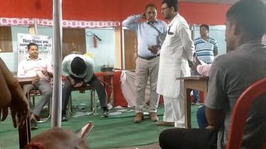 वैशाली: वैशाली विधानसभा: वैशाली हाई स्कूल में मतदान कर्मियों के बीच ईवीएम मशीन का वितरण