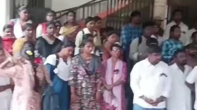 పని భారం తగ్గించాలంటూ అమలాపురం ఆర్డీవో కార్యాలయం వద్ద గ్రామ సర్వేయర్ల నిరసన