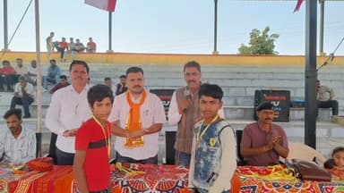 देेवगढ़: मोबाइल छोड़ो, मैदान आओ! जीरण खेलकूद प्रतियोगिता में प्रशासक चंद्रभान सिंह ने नई पीढ़ी को दिया संदेश