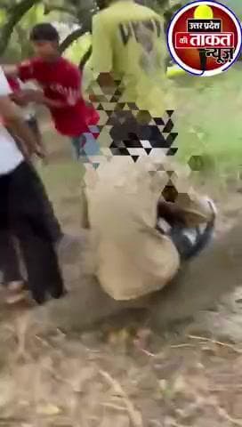 #शामली में युवक को पेड़ से बंधक बनाकर कई युवकों ने पीटा, युवक की पिटाई कर पैरों में गिराकर माफ़ी मंगवाई